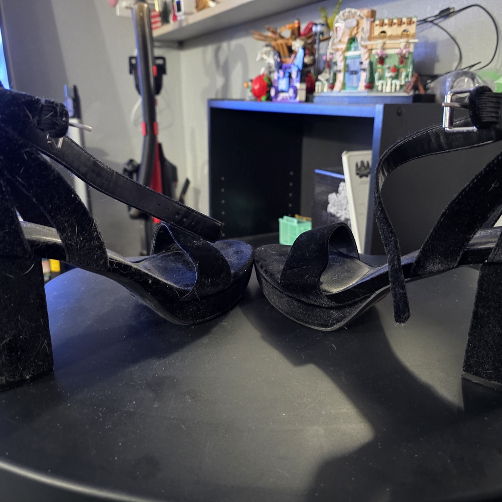 Elegant Black Velvet Heels - Picture 4 of 4